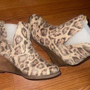 Very G Brown Tan Leopard Print Wedges